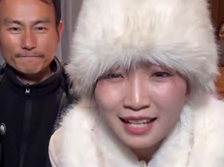 蜜蜂哥阿乐与花花同框了,幸福来的太突然了,湘西硬汉与南方甜甜美女的故事照进现实了,太甜了吧,希望还有续集#上热门抖音小助手 #蜜蜂哥 #荒野求生 #原创作品 #恋爱日常 @荒野蜜蜂哥阿乐