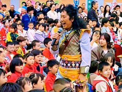 如果你也怀念童年最纯真的笑容,请一定要听听这首由阿石才老师和阿荣老师为陇家湾小学作词作曲并深情演唱的迎宾曲——《尖山陇小请你来》。没有华丽的舞台,没有复杂的编排,只有大山深处最质朴的快乐。歌声响起时,你能听见孩子们对外面世界的好奇,也能感受到那份扎根泥土、向阳而生的热情。愿陇家湾小学的每一份坚守,都被更多人看见;愿孩子们的每一次歌唱,都能收获温暖的回响。#陇家湾小学迎宾曲 #尖山陇小请你来 #乡村教育的坚守 #在云南读书的快乐 #记录校园生活