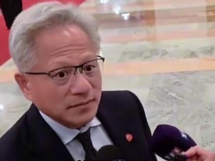 黄仁勋回应“为何最后一刻登机”,“特朗普总统让我来的”