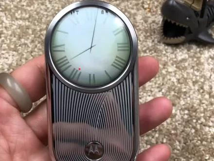 摩托罗拉R1登月限量版,2008年上市,每台机器都有不同的编码,高端定制