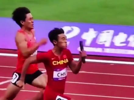 最后一棒交接后,日本选手提前开始庆祝,于是诞生了又一个中国田径名场面——陈佳鹏生吃日料!
#体育精神 #杭州亚运会 #跑姿 #男子4x100米接力