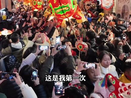 因为想看徽州鱼灯,特意来到了安徽黄山歙县。雨天在徽州古城偶遇两拨鱼灯,是场意外的惊喜;专程去瞻淇看的鱼灯,是场极致的惊艳!#春节旅行好去处 #年味 #一个人的旅行
