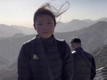 “长城女孩”找到了!#少年心气是不可再生之物#女孩跨越1700公里登上长城朗诵