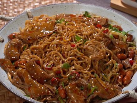 泡面的第n种神仙吃法,你确定不来了解一下吗?麻酱肥牛泡面🍜#一起吃饭吧 #抖音美食创作人