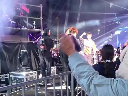 哈哈哈胖虎憋的脸都红了
#wmls#五月天#五月天阿信#五月天台中跨年演唱会