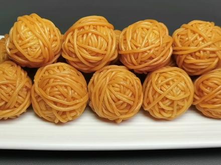 用面条与鹌鹑蛋做年夜饭美食,色泽金黄又酥脆,寓意吉祥