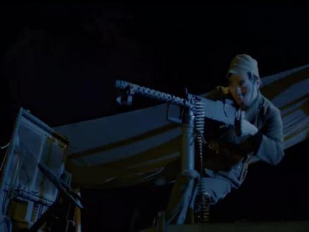 《长河落日》大结局:
叶碧莹手刃仇人大岛浩,为亲人和三灶岛民复仇;
武木一郎助她将“杜立特空袭”关键情报送达衢州机场,任务圆满完成。
叶碧莹全身而退,成为唯一活下来的特工;
武木一郎则在不久后身份暴露被捕,抗战胜利后才获释。
#长河落日大结局