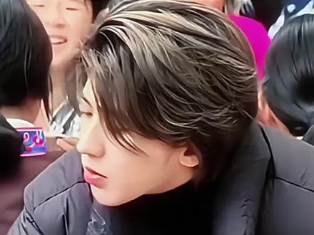 蔡徐坤远赴千里之外,贵州丹寨县某小学做公益…