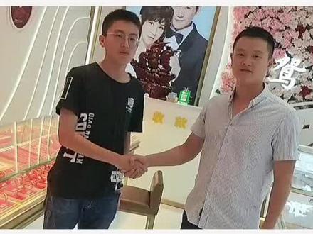 恭喜景泰高考状元考入清华大学,感谢光临周六福珠宝,特赠送金钥匙一把表示鼓励,希望以后为国争光为家乡争光