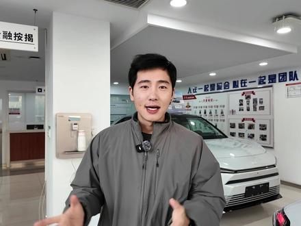 2026家用SUV新选择!东风本田HR-V全新版本,硬核实力 东风本田HR-V全新Pro版和Max版将于1月8日焕新发布,作为CR-V同门亲兄弟,其核心大件、制造标准与品控体系均向CR-V看齐。动力上搭载240Turbo+CVT黄金动力组合,配备前后双独立悬架,兼具平顺性、可靠性与舒适性,且皮实耐用、省心省油。
相较于丰田威兰达、锋兰达等主流竞品,HR-V级别更高,1.5T发动机动力更强、油耗更低,车身尺寸与空间布局更具优势,还搭载10.1英寸中控屏及智导互联3.0系统,智能化表现领先同级。
该车适配全场景家用需求,无论是作为家庭第二辆车、年轻人代步车还是刚需家用车都十分合适。现在下定,还可以获得东风本田APP商城的10万积分,加之大概率推出的普惠定价,性价比拉满,是2026年家用SUV的优质选择。