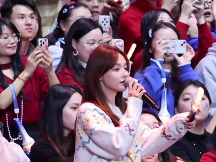 黄霄云抽中了黄金,“哇,黄金跟我一个姓哎”太可爱了😂#张杰#张杰演唱会#张杰未live曜北斗巡回演唱会#黄霄云