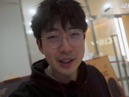 当了十余年索粉,竟然采访到了索尼音频工程师?松尾伴大专访 从索尼的游戏主机、手机、电视、相机、镜头,再到入耳式、头戴式耳机,hifi音乐播放器再到专业录音笔,索尼可以说是贯穿了我这前三分之一生了,而索尼音频产品也对我影响深刻,当年放弃了詹姆斯11篮球鞋,选择了我的第一只头戴式HIFI耳机就是索尼MDR-1A,如今依旧还留着做纪念,年少夜晚的刷题时间就是索尼陪伴着我
11月7号的上海,和索尼的音频工程师松尾伴大先生一起聊聊耳机,聊聊音乐,可以说是非常开心了!从exk到just ear,从zx300a到黑砖1代在到现在的金砖2代,包括23年发布的MDR MV1,我也依旧期待索尼音频日后能继续拿出充满个性和索尼理解的音频产品吧!
#科技 #耳机 #监听耳机 #麦克风 #索尼