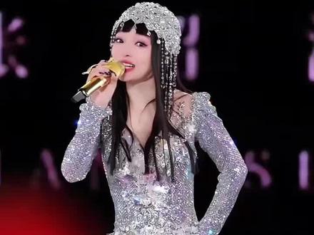 张韶涵舞台上演3秒钟换装,台下的小哥哥都害羞了吧! #张韶涵演唱会 #张韶涵肇庆演唱会 #张韶涵造型 #张韶涵