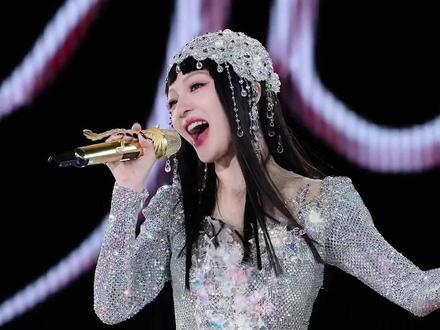 张韶涵肇庆站~~女明星快速换装
#舞台演出现场 #张韶涵 #张韶涵肇庆演唱会 #演唱现场