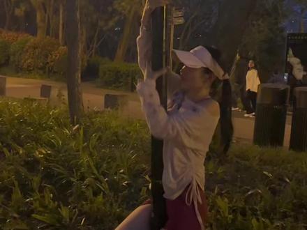 盘腿抱柱挑战🤔到底难在哪?
看网上各种各样的锁住出不来就很费解
很多都是有健身习惯的,也起不来?
昨天找了个人多的地方试了一下
双腿锁住有点压力
但探索出了四种轻松解法
确实对于攀岩人来说难度系数还是太低了#抽象 #盘腿抱柱子 #奇怪的挑战 #内容过于真实