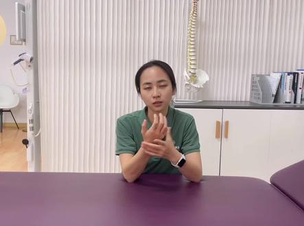 今天视频分享手腕受伤之后可以自己做的一些关节松动的方法。意外摔倒手腕撑地,或者做俯卧撑,做一些推举的动作,都可能造成手腕不适,很多时候给手腕做一些关节松动可以很好的减轻症状。
#腕关节损伤 #腕关节扭伤 #手腕损伤 #北京运动康复 #运动损伤