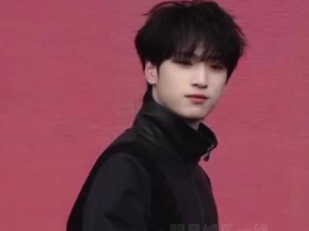 #严浩翔 没拍上毕业合照!严浩翔学士服路透,同届的#欧阳娣娣,#何洛洛 都在和班级大合照,他却因为现场秩序不得不走了,后来据说有补拍,希望不要留有遗憾呀,毕业快乐!