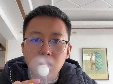 10分钟搞定调速小风扇成就感爆棚 谁懂啊!花几块钱就能做的实用小物件,比买的香100倍!💨 今天分享超简单的「调速小风扇」教程,材料好买、步骤零难度,新手也能一次成功!
📦 先备好这些小零件:
小电机+调速模块+电池盒+小扇叶+几根雪糕棒 ,性价比直接拉满!
🔧 动手环节超轻松,跟着做就行:
1️⃣ 接电源:电池盒正负极导线连到调速模块,看准「+」「-」别搞反,不然会翻车哦!
2️⃣ 连电机:再用两根线把调速模块输出口和小电机接好,电路就通啦~
3️⃣ 固定组装:热熔胶枪把电机、调速模块粘在雪糕棒支架上,最后装扇叶,搞定!
✨ 最惊艳的时刻来啦!
装上电池旋转旋钮,风扇转速真的会跟着变快变慢!像施了魔法一样~ 原理超简单:调速模块控制输向电机的电量,电量多转得快,反之就慢,涨知识了有没有!
做完放书桌上,写作业、追剧的时候吹着自己做的小风扇,凉风习习还带着满满的成就感😆 既练了动手能力,又get到电路小知识,真的太香了!
别再闲置双手啦,材料买起来,一起解锁科创小乐趣~
#DIY小制作 #调速小风扇 #科创手工 #手残党教程 #学生党好物