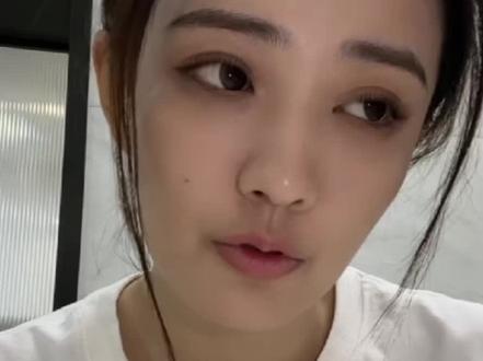 抿嘴:代表内心比较紧张或者不知所措。女生通常都是通过这种方式来表示自己内心的不安,我没记得璐崽有这个小习惯,希望是多想了吧#玉梦cp #珊璐十八弯 #徐璐 #微表情