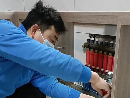 厨房橱柜现场用板材做好柜体,提前准备好拉篮,后期再定制柜门和台面,效果不错!@DOU+小助手 @抖音小助手 #木工装修 #手艺人在抖音 #室内装修 #施工现场 #上热门