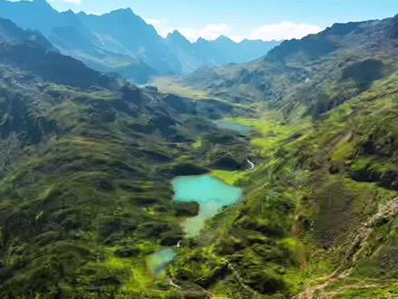 #在甘孜九龙体验飞驰人生#
#飞驰人生3在九龙取景#
#飞驰人生3选址有多绝#
#飞驰人生3取景地九龙#
2026自驾必选之路!甘孜九龙这条“最燃公路”凭什么火?答案藏在《飞驰人生3》!高原盘山公路、震撼峡谷、无垠草甸,电影实景拍摄,随手一拍都是大片,自驾爱好者此生必驾!