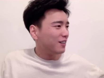 见这个视频的时候也有偷偷擦了几次眼泪,究竟是什么让我这样的猛男落泪了…#情侣的日常