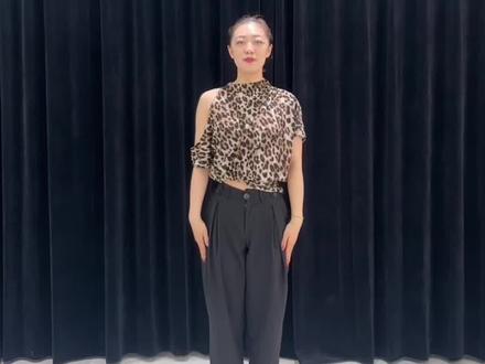#拉丁舞裁判 #当初的爱情匆匆走过 #国家级裁判 #当初的爱情匆匆走过舞蹈 #崔宏卓 快来学起啦 口令版 音乐版 跟来跟崔老师合拍哦🔥🔥🔥 当初的爱情匆匆走过太火啦 快一起跳舞💃 拉丁舞也太漂亮了 自信最美丽🤩