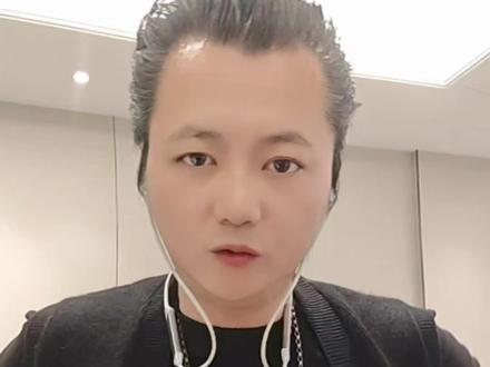 #浙ba @戴sam大背头 刚看完浙BA杭州对阵温州的这场球,胸口堵得慌。最后那波争议判罚简直离谱,明明是清晰的犯规动作,裁判却选择视而不见,直接改变了比赛走势。温州队拼到最后一秒的韧劲全被这声哨音碾碎,这样的结果,真的对不起球员们满场的汗水,更对不起熬夜看球的球迷。