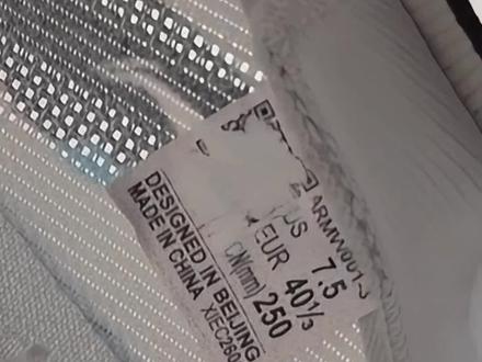 飞电6E涂码割芯鞋坑大了!超䨻胶囊秒变“泄气包”? 跑圈杠精上线!拆解飞电6E涂码割芯鞋猫腻:割芯取芯片极易戳破超䨻胶囊密闭结构,导致缓震漏气、弹性暴跌,穿几次就踩扁报废!已入手的鞋友速看:观察中底鼓包、按压测试回弹、听行走异响,3步自查你的鞋是否中招!转发给身边的跑友,别让血汗钱打水漂!#马拉松 #跑圈杠精 #跑鞋测评 #李宁 #飞电6e