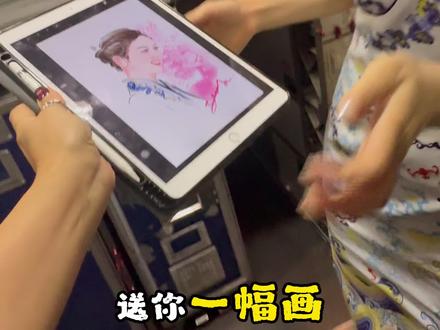 飞机上画空姐,开心值拉满一整年!😆 小姐姐的反应太太太可爱了,让人仿佛提前扑进春天的明媚里!#画陌生人 #空姐 #手绘头像 #ipad绘画 #飞机上的美景