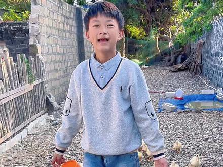 大鸭也排队走 怎么让大鸭也排队跟你走呢,道理很简单,就是从小喂到大,就算他们长大了也会跟你走的! #鸭司令 #童年的快乐就这么简单 #童年的乐趣 #遛鸭子的小男孩