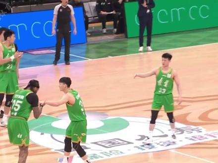 辽“三崩”争气,顶住压力单节制胜拿下天津。 打好前半程最后一战只眼前的任务,第5名到倒数第二名只差7个胜场的乱局中,下半程会发生什么,谁也说不准。#辽宁男篮 #鄢手骐 #CBA评球大会