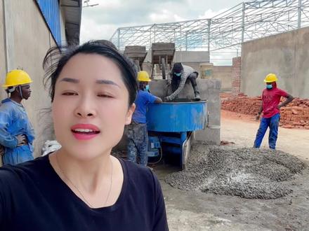 非洲工人干活的速度算磨洋工吗?十块一天的工资,一人干活几人看