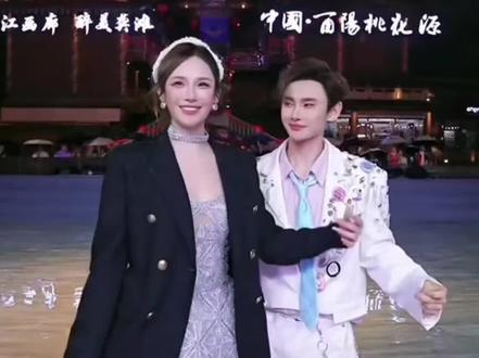#龙浩天 与瑶瑶终于能正面共舞了。不过从龙队接伞时的细节看,直男风格依旧,还不习惯演戏……龙队收到瑶瑶昂贵的生日礼物,乐得合不拢嘴,他会戴着劳力士跳舞吗~#直播 #舞蹈 #社会百态 #人物故事
