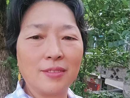 风吹墙头草,东吹西倒,哪里有风哪里倒,顺势而为不折腰。剧情需要别当真,