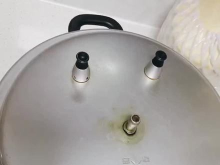高压锅盖子打不开怎么办?生活小妙招一个牙签就搞定。