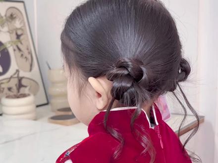 新年发型这样扎,太美啦 #生女儿就是用来打扮 #发型 #萌娃穿搭 #儿童编发 #编发教程
