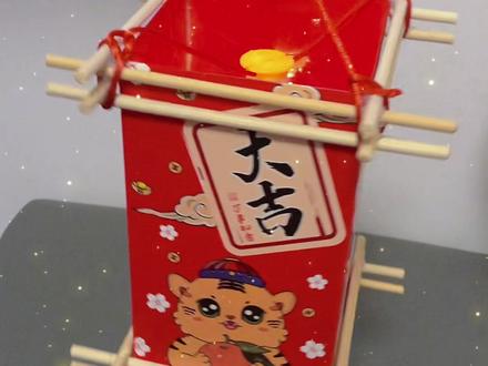 如何制作手工灯笼简易版 c5f2f399be5b03c979b31ac142122083~tplv-dy-resize-origshort-autoq-75:330.jpeg?x-expires=1992834000&x-signature=YmRmfHBVJitWXZ4MkbRENng%2BYdw%3D&from=3213915784&s=PackSourceEnum_AWEME_DETAIL&se=false&sc=cover&biz_tag=pcweb_cover&l=20230227133853455E9E69BC9A3C29D619