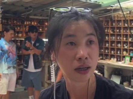 周杰伦泰国清迈周游记 杰伦哥在泰国清迈拍摄周游记。唱着#稻香 随性漫步,谈笑互动。挥手的瞬间,是双向奔赴的温柔,永远会被杰伦哥的真诚所打动。#周杰伦 #周杰伦周游记 #周杰伦泰国 #周杰伦泰国周游记稻香