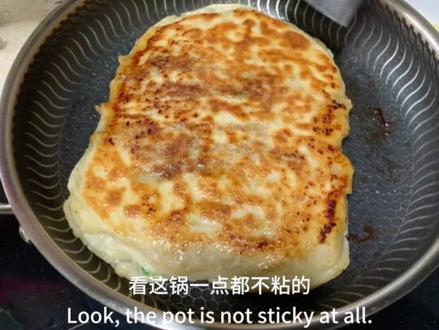 葱花大肉饼 老妈好久没做这个了,非常非常香,一口下去全是满足感。强烈强烈强烈建议朋友们做做试试,不用发面、不用肉馅打水,总体简单,跟着老妈拍的步骤做,一定成功。#肉饼 #家常菜教程 #面食分享 #家有老妈 #美食vlog