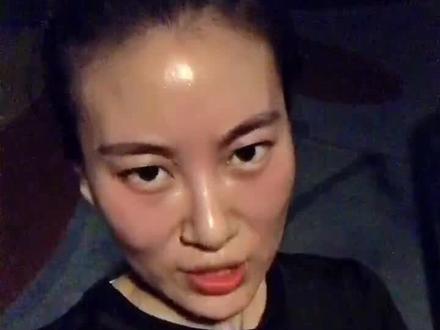 夜跑女王打卡🏃🏻跑步2年零3个月10公里最好成绩57′多,值得庆祝🍻#跑步 #自律 @DOU+小助手