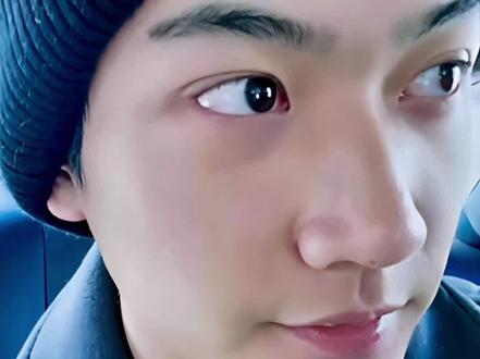 【周柯宇直播cut】分享小时候的故事
via【20231118 周柯宇直播】
21岁的周丹在车途中分享小时候入行的故事,喜欢他娓娓道来的叙事。
周柯宇,请你自信一点,你可不是一般的小透明#周柯宇 #周柯宇直播 #爱豆有效营业大赏 #考古的风吹到了周柯宇 #宝藏男孩周柯宇