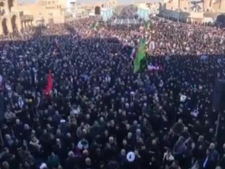 哈梅内伊遇袭身亡后 伊朗举行哀悼仪式 上千民众齐呼“美国去死”