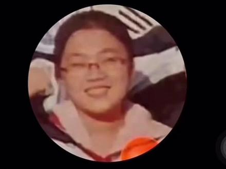 刘丁宁,2013年和2014年两届辽宁省高考文科状元。高考界天花板级别神一般的存在。
2013年高考,刘丁宁考出了668(含加分10分)分,为辽宁高考文科状元,被香港大学以72万全额奖学金录取。
2013年10月,刘丁宁离开香港大学重回母校复读,只为追寻纯粹国学。2014年高考,刘丁宁以666分的成绩获得辽宁省高考文科最高分,选择北京大学中文系读书。
2020年北大硕士毕业后进入教育行业工作。
听刘丁宁讲从小热爱竹笛和音乐,内心的遗憾。还有曾经北大校园霸凌故事,令人心疼。
“男孩子还没来得及喜欢,就被女孩子排挤了。”
“你去追求温良恭俭让,不断地去提升自己的品德和修养,别人对你是坑蒙拐骗偷。曾经对人性负面的困惑和迷茫。”
一个真正热爱文史哲艺术,很纯粹保持初心的女孩,而理想和现实的差距,10年前高考状元一路走来,各种经历和感慨,引人深思。
高考前孩子们的人生只有学习、考试、排名,冲目标大学。而高考后上大学就是小社会,如何快速融入,尽快适应,处理好人际关系,也是孩子们的必修课。
愿所有同学未来所遇皆好人,都能被温柔以待。