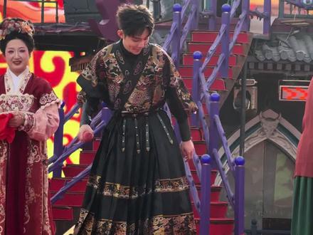 高迪你就喊吧,你喊高兴了十万大军都来了#我带着十万人 #高迪现身万岁山