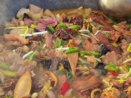 来咯来咯,今天试吃高配版大席折菜。有空来吃。#一起学做菜 #美食 #抖音美食 #大锅菜香喷喷 #大席菜