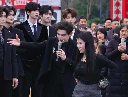 #龙浩天请你回酉阳过年 #龙浩天户外带男团 #龙浩天男团鲸渝101 #龙浩天男团银河系A #鲸渝101战战 小姐姐有眼光,挑了银河系A全能偶像以太和鲸渝101深情暖男战战。龙队长太有节目效果了@龙浩天男团 鲸·渝101 @龙浩天男团·银河系A(团队招优)PGY @A-以太⚡️ @鲸·战战🌟⁰¹³¹