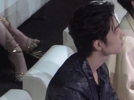 •肖战获得SMG视帝全过程直拍,一开始乖乖坐在那看自己的VCR,后来看时间差不多了就去候场登台,讲完获奖感言以后还特意把他留下给他看藏海传的卷轴,还送了他一个用榫卯结构做的小马!
•恭喜SMG视帝肖战!恭喜肖战获得年度卓越品质之星!恭喜肖战成为最年轻SMG视帝!战哥实至名归!藏海传实至名归!
【最后说一句,肖战你值得所有大奖!】
#肖战获SMG视帝 #电视剧品质盛典