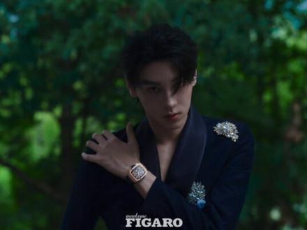 三封面拿下一线男刊 田栩宁时尚战绩开挂了? #田栩宁 《芭莎男士》十一月刊封面预告来袭!FENDI推封解锁个人首本五大男刊,预告里手臂环绕名场面,堪称性转版《西西里的美丽传说》。黑皮衣红内搭+金丝眼镜,简直恃帅行凶!“叁重”故事感大片藏满惊喜,期待值直接拉满~
#田栩宁芭莎男士封面 #时尚杂志