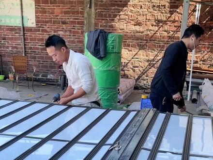 厨房折叠门吊轨上下轨道推拉门制作过程,安装简便,推拉平稳,折叠收缩不占空间,隔断的好利器。#铝合金折叠门制作 #推拉门厂家 #吊轨推拉门 #折叠门隔断 #家用折叠门 #店铺折叠门 #商场折叠门 #创作灵感